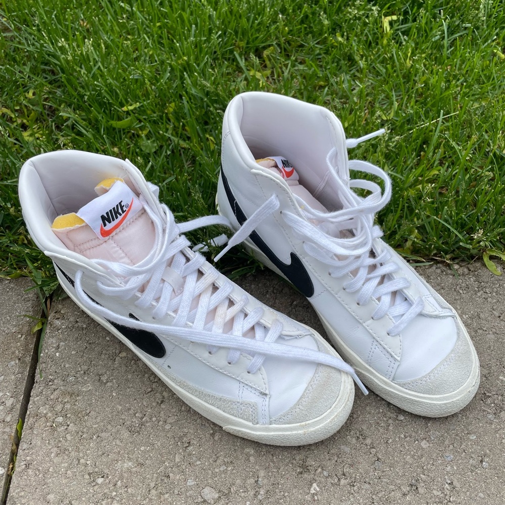NIKE BLAZER MID '77 WHITE / BLACK - WOMEN’s SZ 8